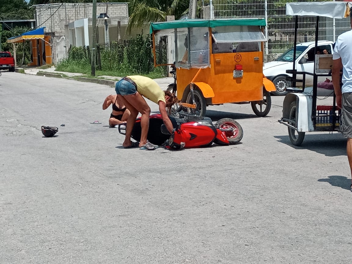 Mujer resulta lesionada tras estamparse en motocicleta contra un auto en Escárcega