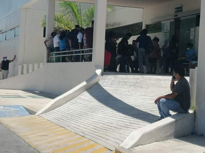 Ciudadanos hacen fila desde la noche para ser atendidos en el IMSS de Chetumal: VIDEO