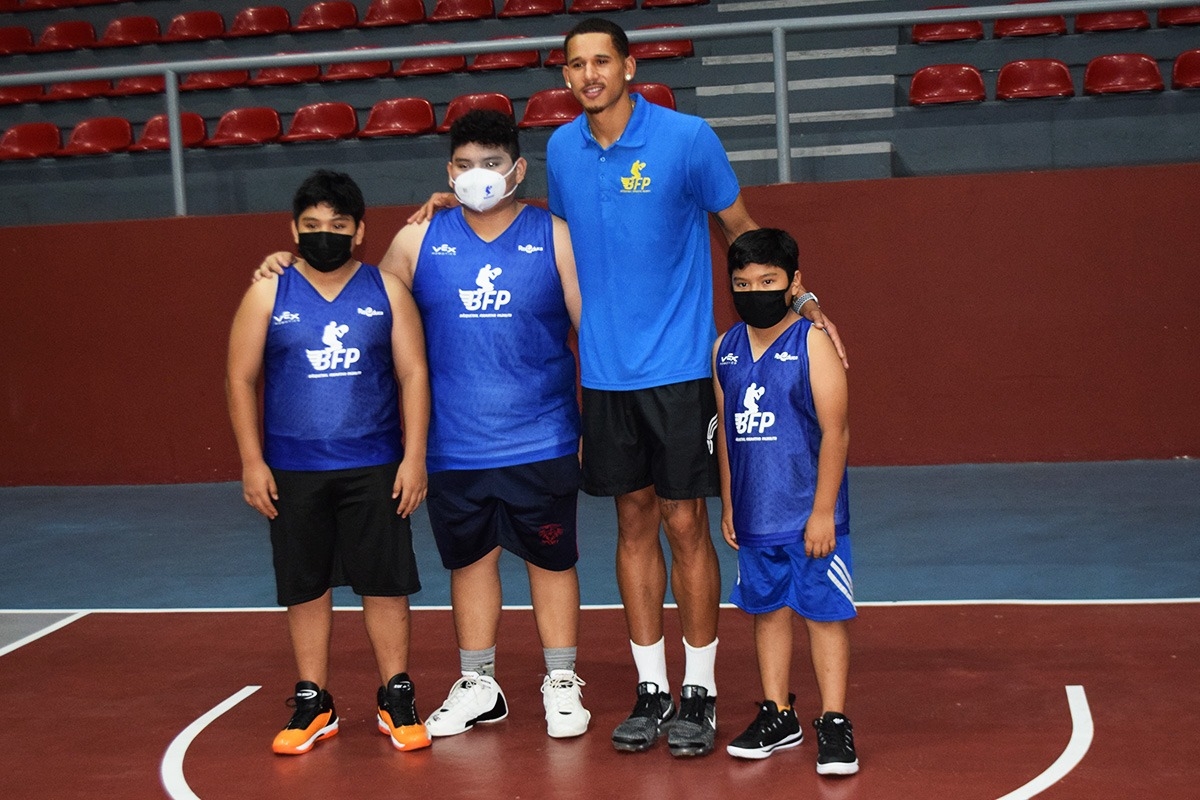 Juan Toscano, jugador de la NBA, convive con niños en una clínica de la Riviera Maya