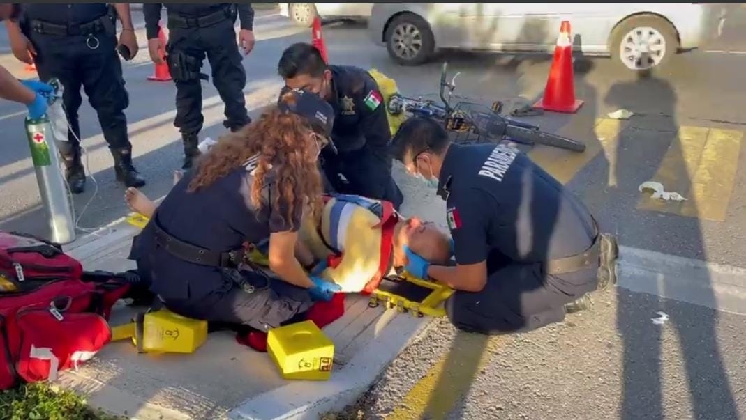 El ciclista fue atendido por los paramédicos atendieron al lesionado