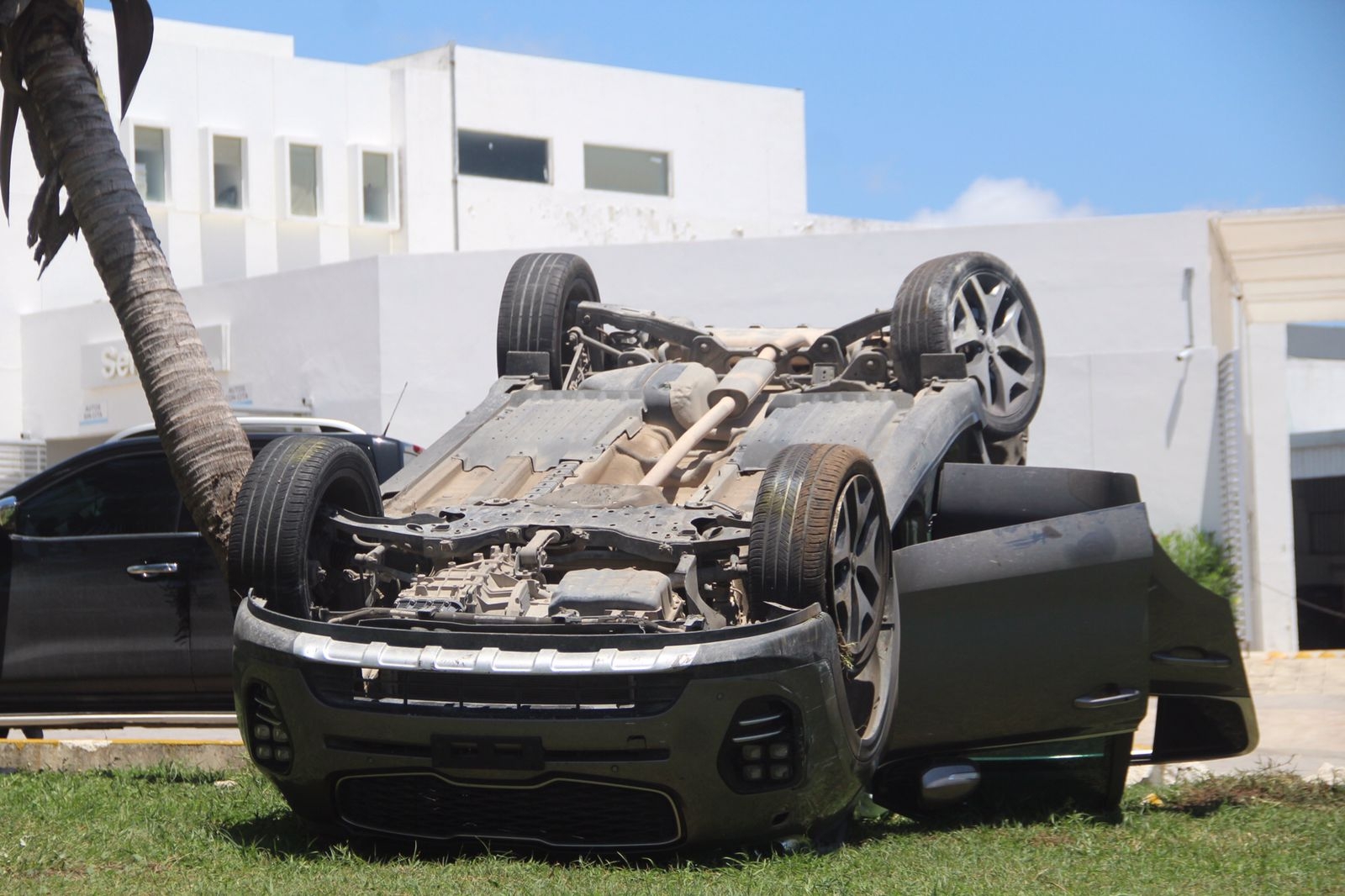 Patrulla con agentes ministeriales se vuelca en la Av. Bonampak de Cancún, hay tres lesionados