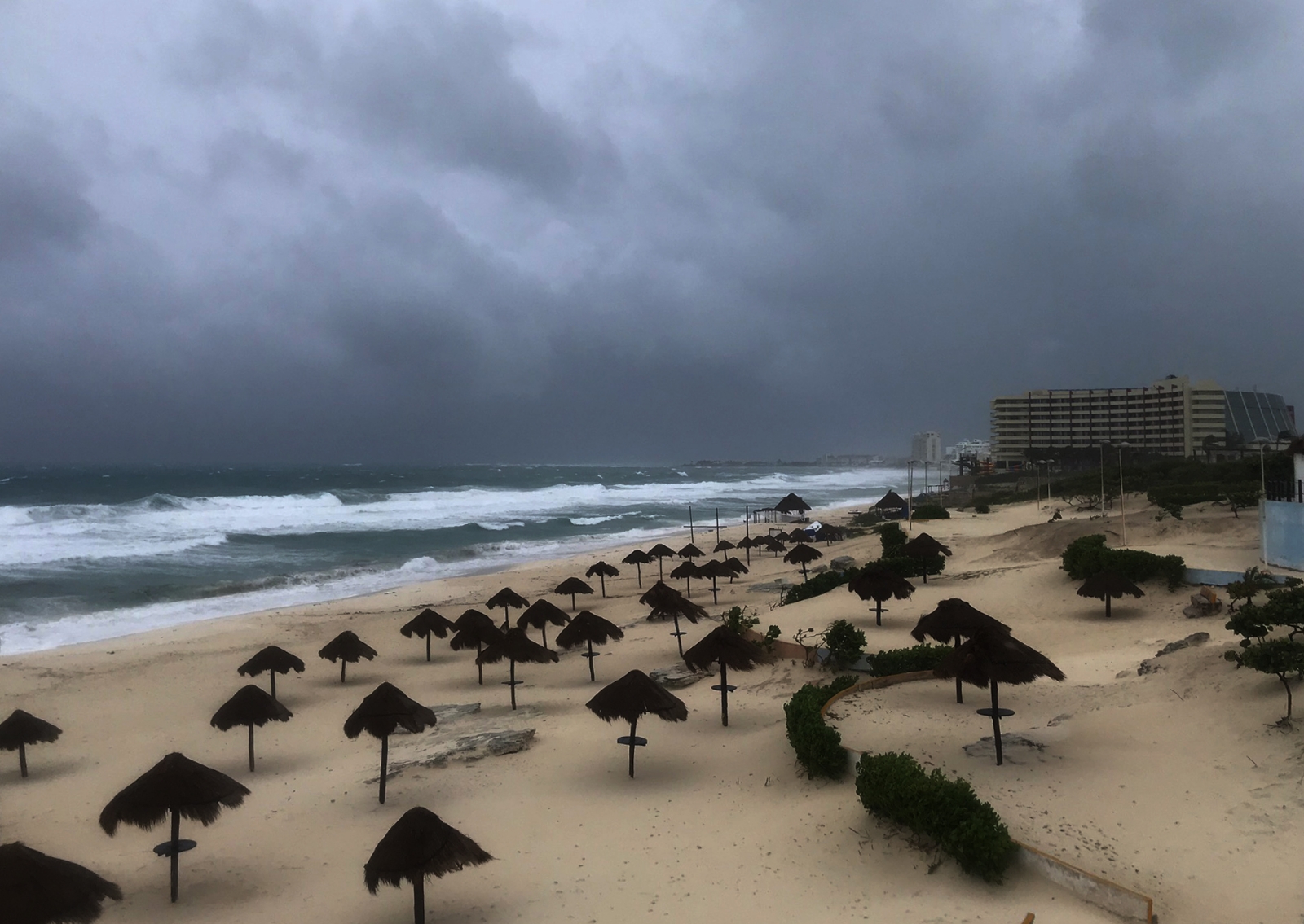 El Centro Nacional de Huracanes de Estados Unidos prevé que la zona de baja presión evolucione a Depresión Tropical en los próximos cinco días