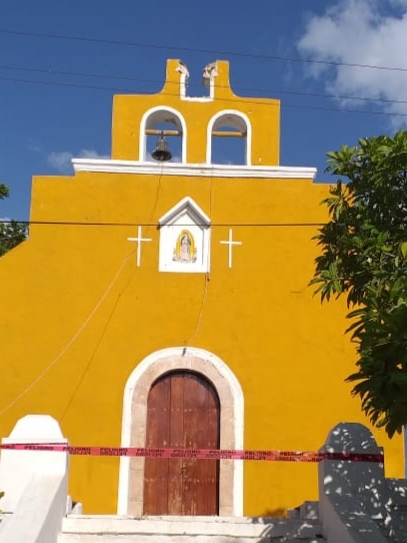 La iglesia tiene una fisura como de tres metros de largo por donde está el campanario