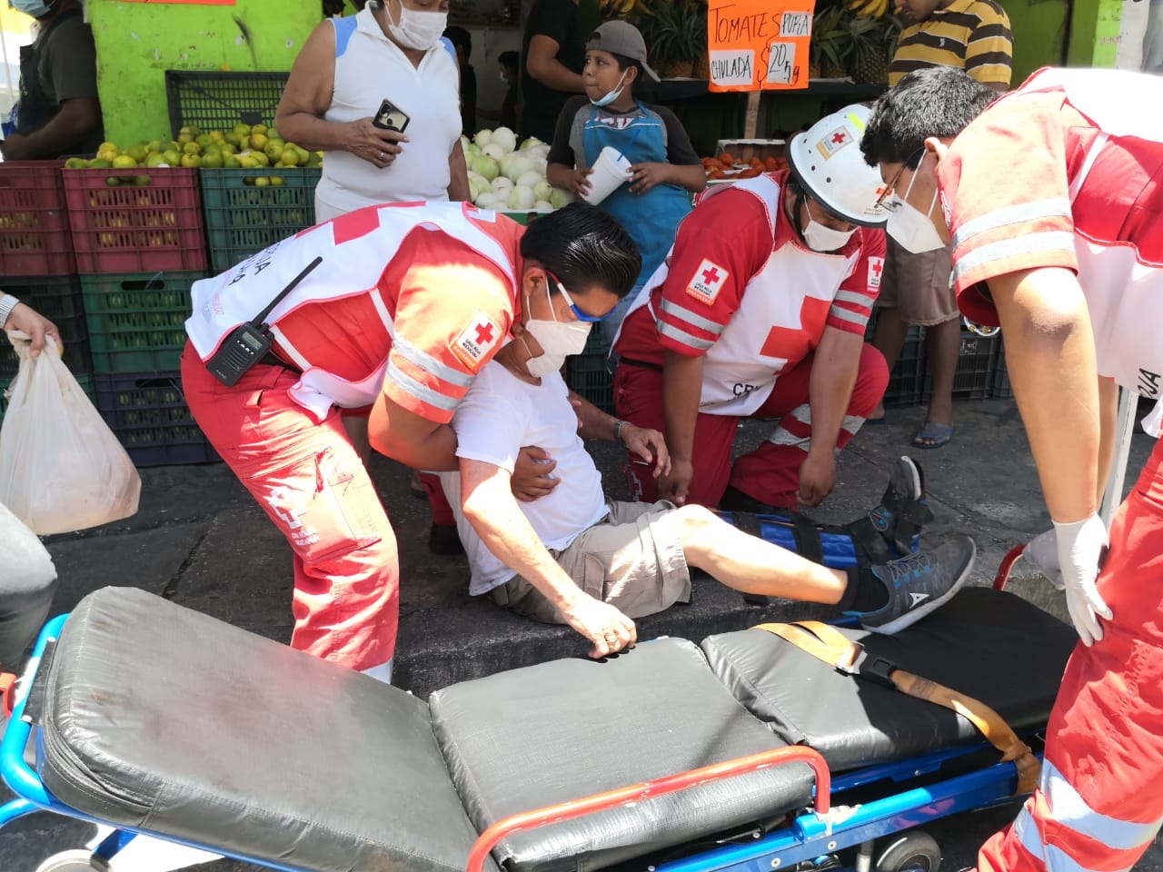 Abuelito termina con lesiones graves tras caerse al caminar en Ciudad del Carmen