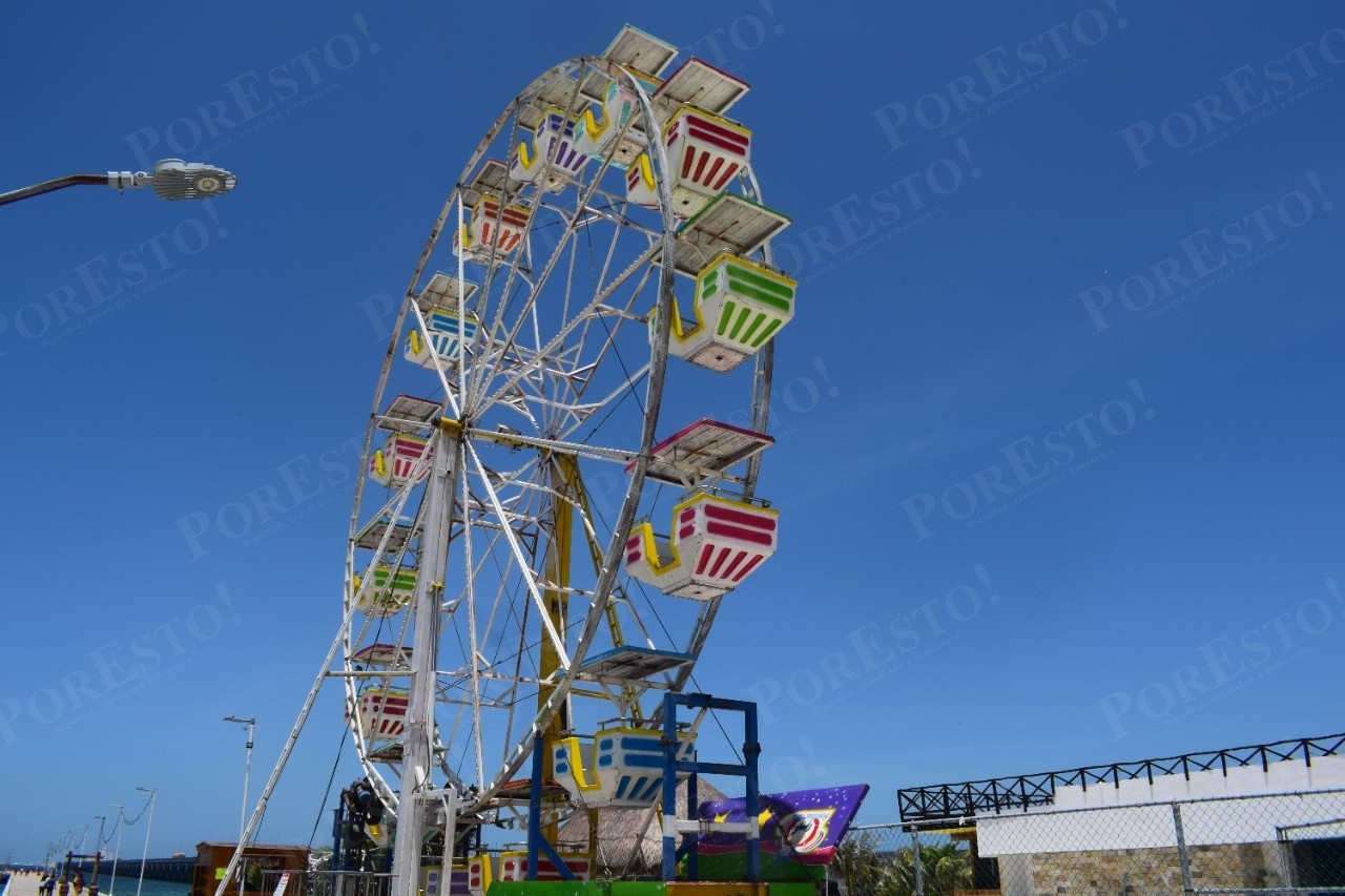 Regresan atracciones mecánicas a Progreso; instalan rueda de la fortuna