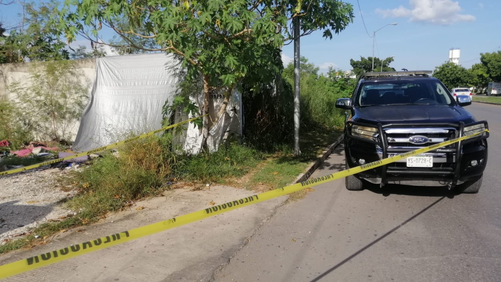 El joven que encontró el cuerpo lo halló tendido bajo el sol cerca de la lona que usaba de vivienda