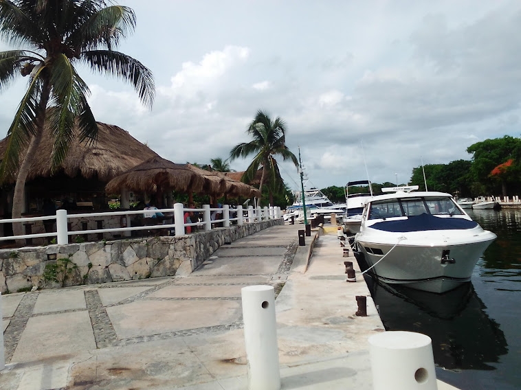 Algunas embarcaciones permanecen atracadas en el muelle en espera de indicaciones de la Capitanía de Puerto en la Riviera Maya