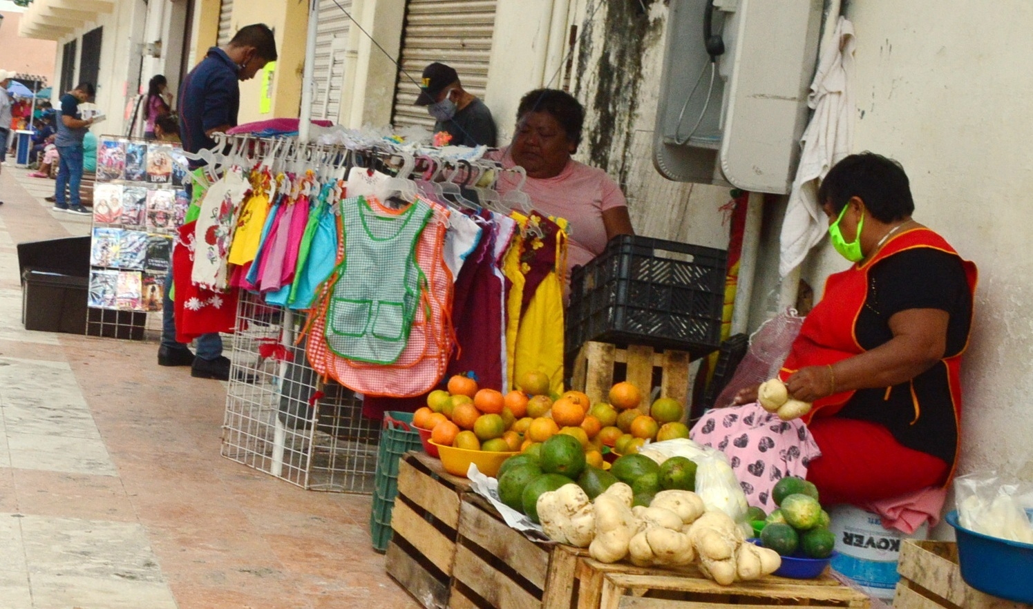 Los pequeños comercios se encuentran inconformes con el ambulantaje, ya que estos no pagan luz, agua, predial, etc