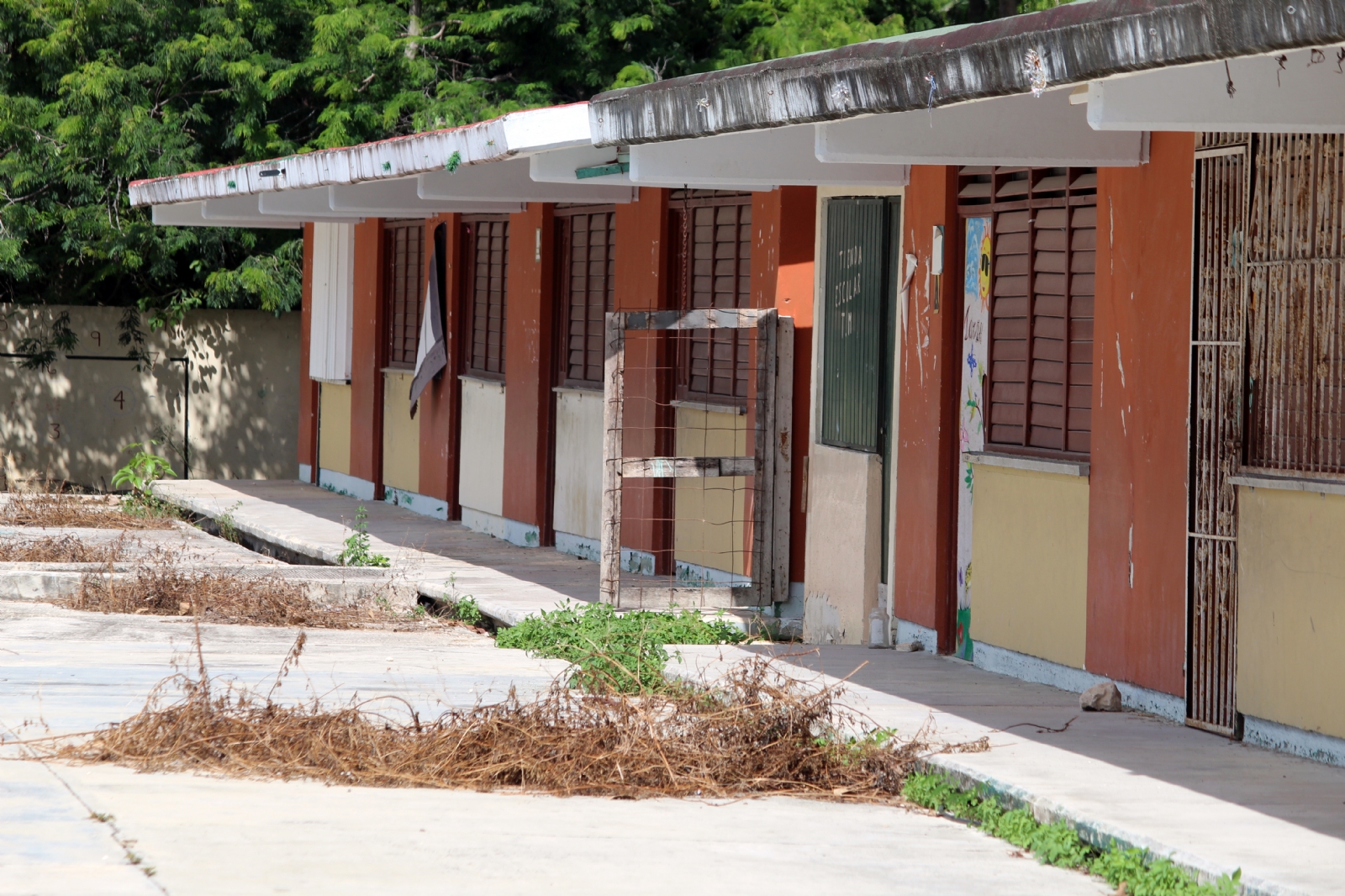 Escuelas consideradas como refugios anticiclónicos en pésimas condiciones en Cancún