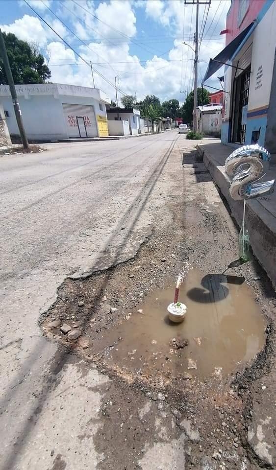 Habitante de Tekax celebra cumpleaños de baches con globos y pastel en Yucatán