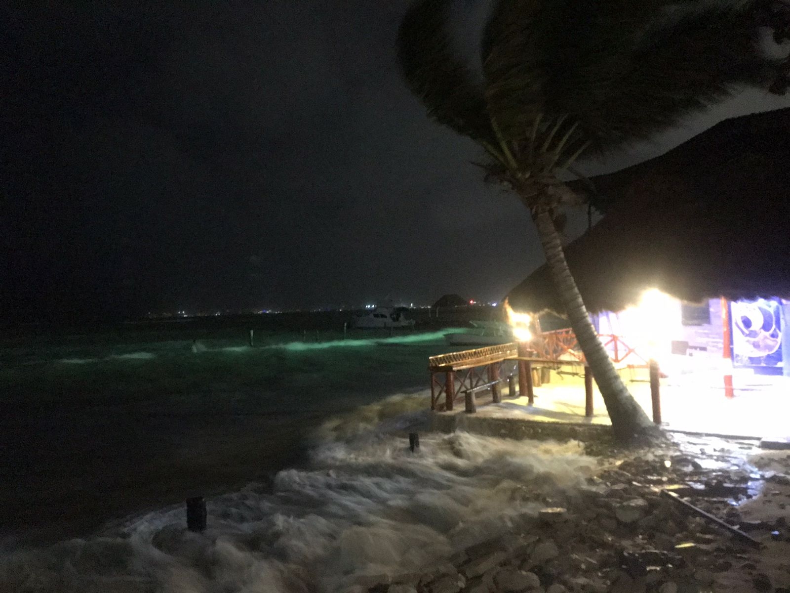 Las rachas de viento y lluvia que trae consigo el Huracán Grace se comienzan a sentir en Cancún