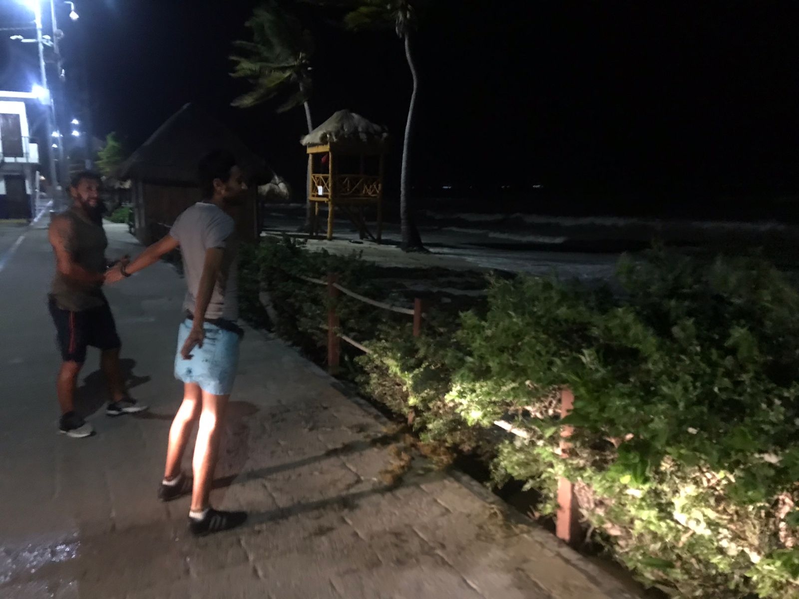 “Esta lloviznando nomás”, dicen turistas ante los primeros azotes de Grace en Tulum