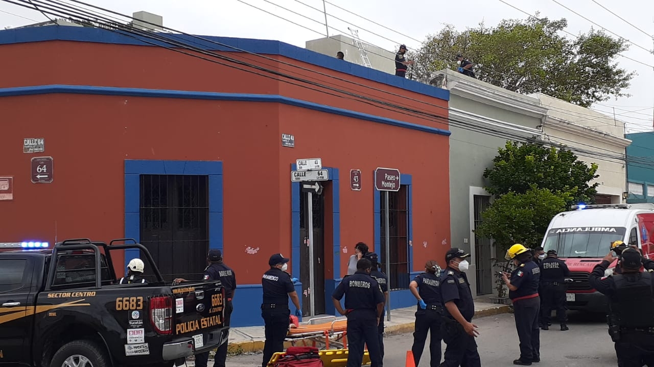 Hombre cae del primer piso al resbalar de una escalera metálica en Mérida