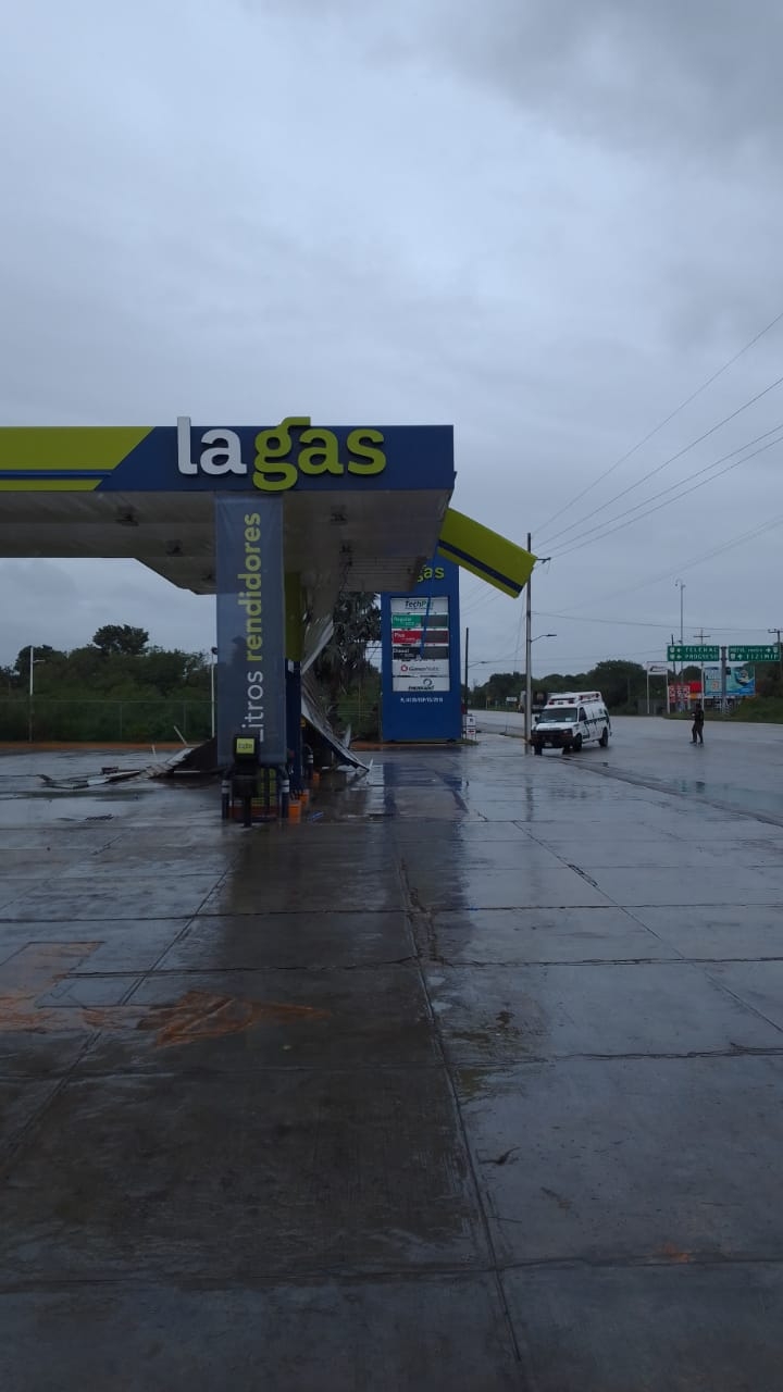 Se desploma techo de una gasolinera en Motul, Yucatán, por Grace: EN VIVO