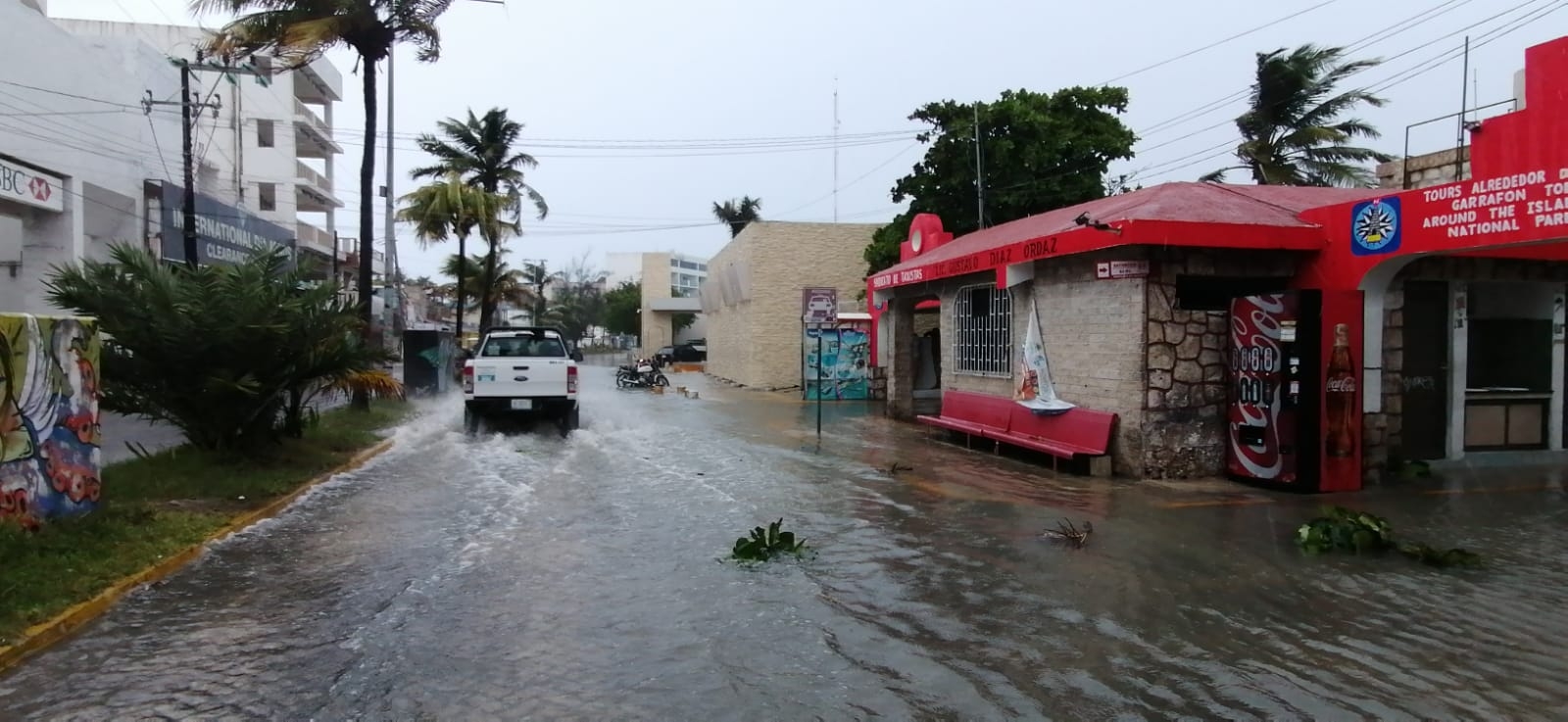 La lluvia cesó a las 14:00 horas dejando varios encharcamientos