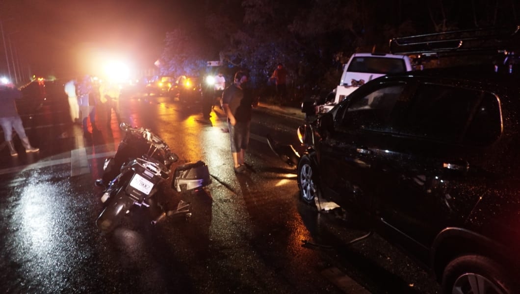 La motocicleta BMW quedó recostada sobre la carretera con graves daños