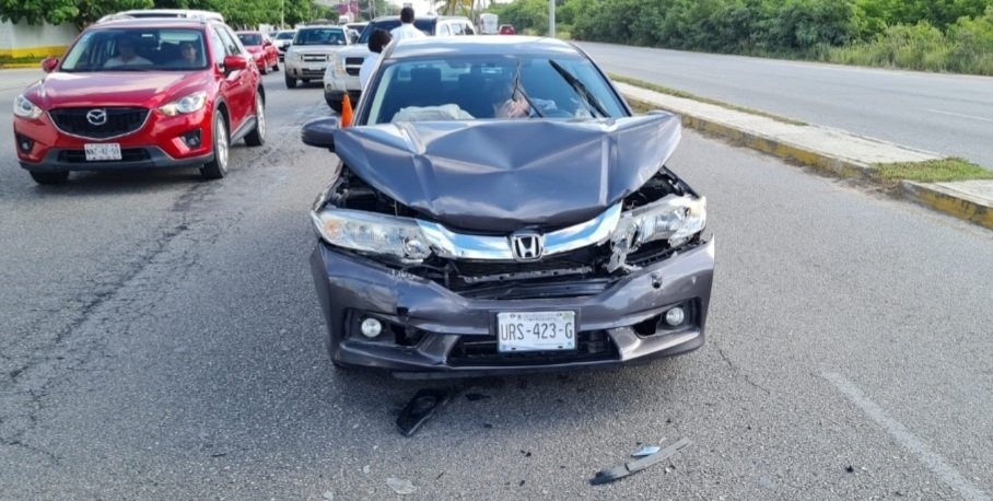 El choque ocurrió en el Boulevard Luis Donaldo Colosio,  vía rumbo a la salida a Playa del Carmen desde Cancún