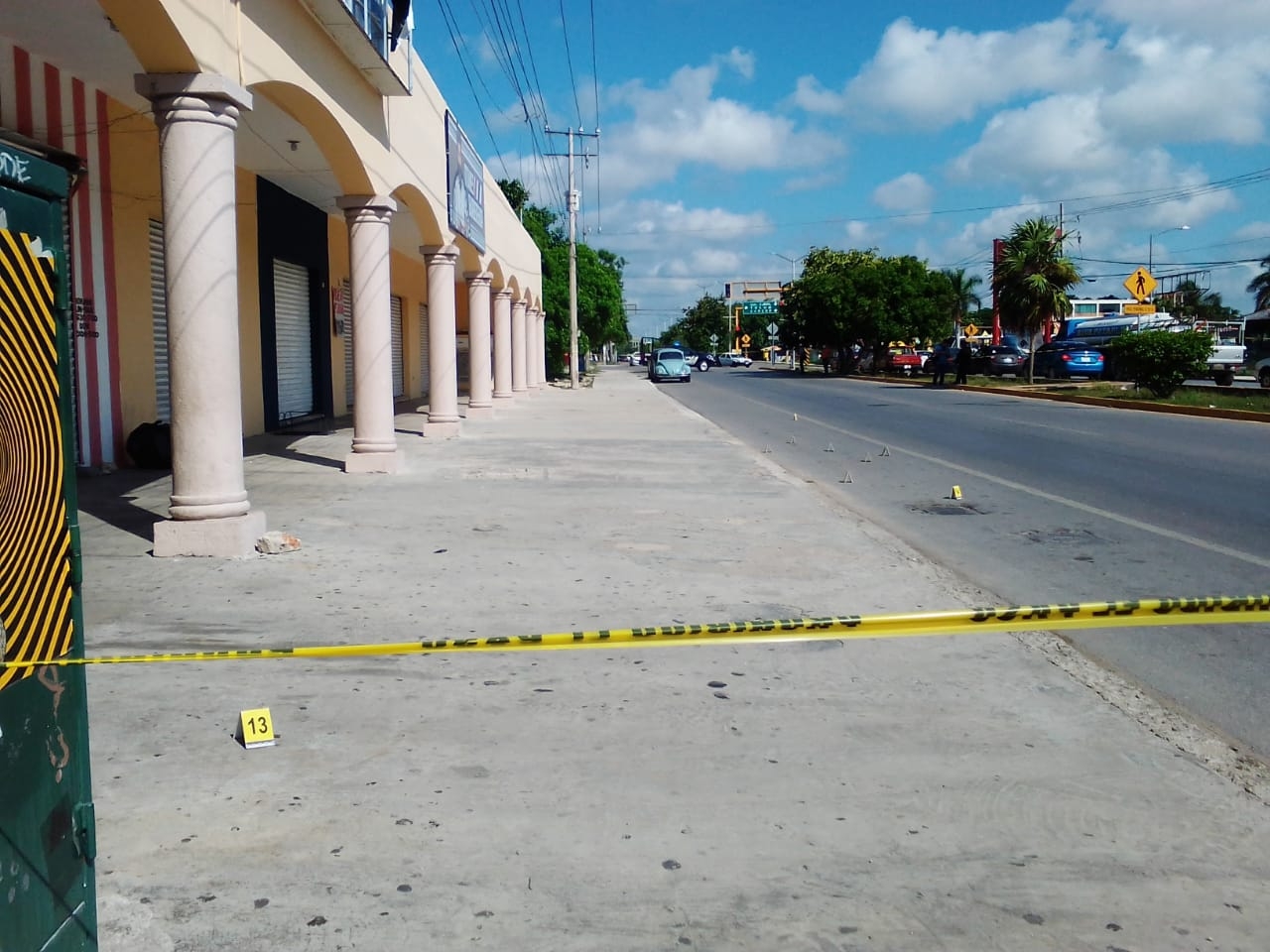 Las autoridades acordonaron la zona del ataque armando en Playa del Carmen para realizar las primeras investigaciones