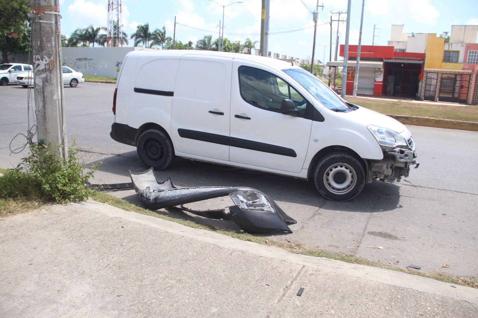 Camioneta impacta a motociclista en la Av. Chac Mool de Cancún