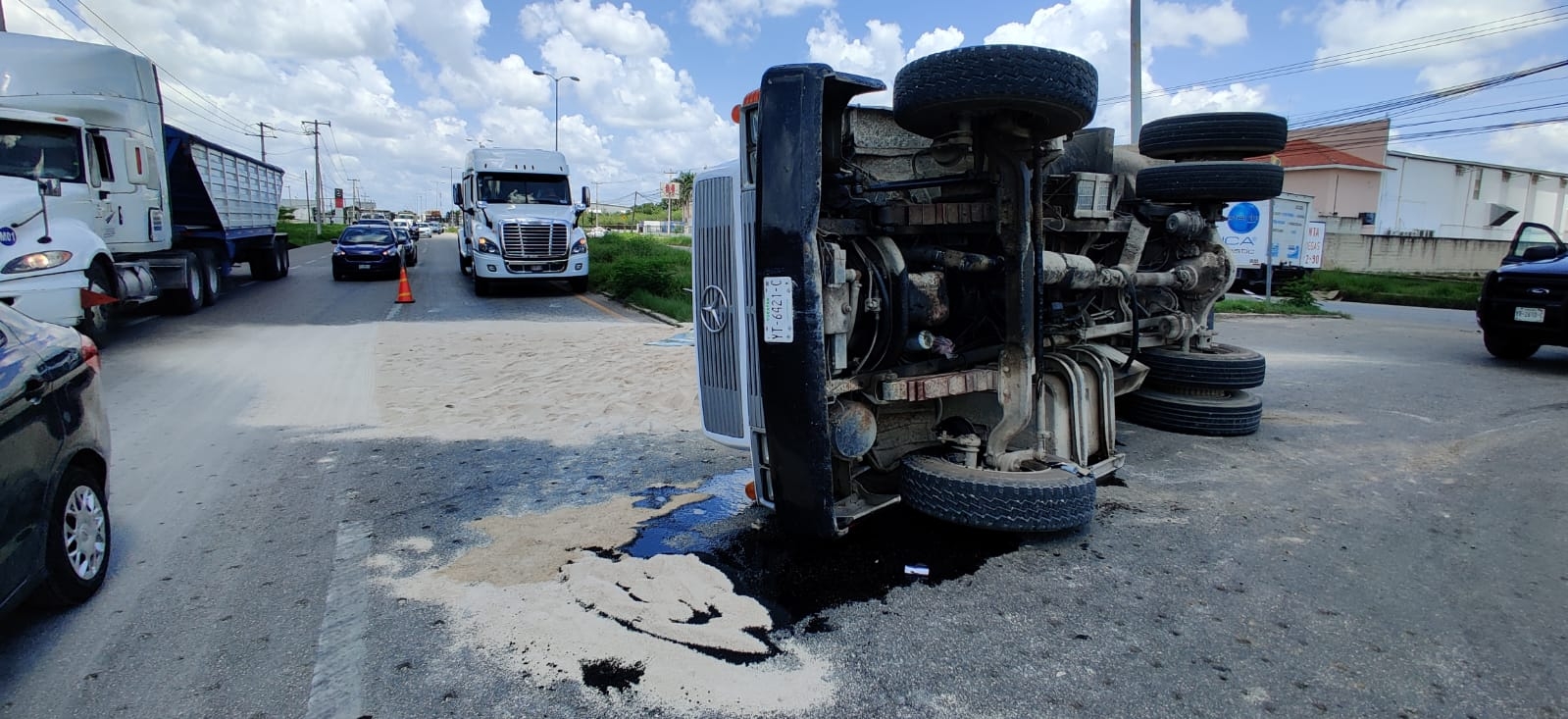 Camión materialista se vuelca y provoca tráfico en Umán, Yucatán