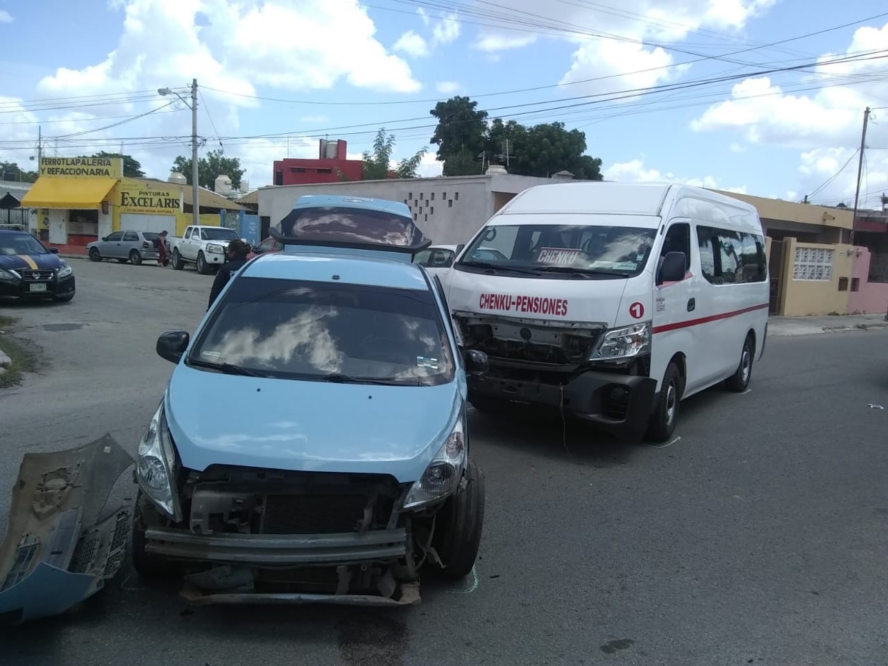 Spark provoca choque por no respetar el alto en Residencial del Norte, Mérida