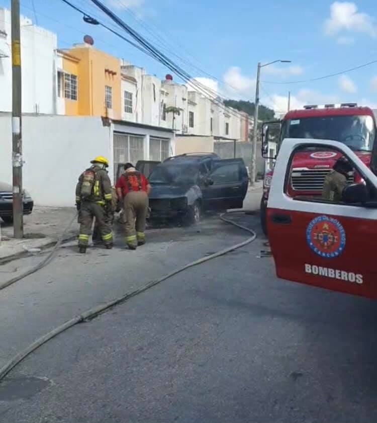 Camioneta arde en llamas en la Región 248 de Cancún