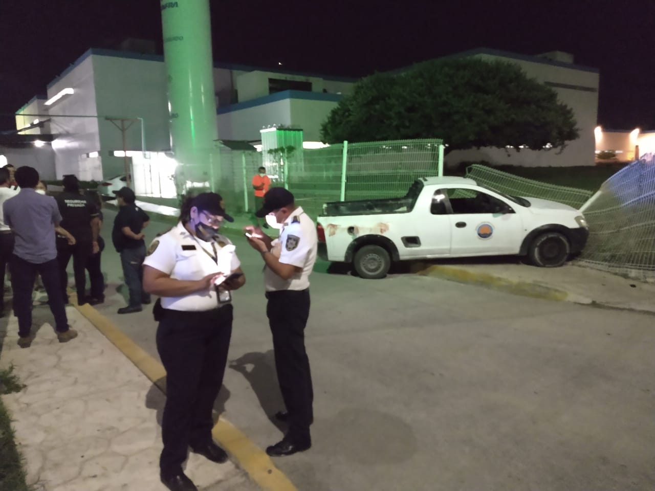 Familiares de hombre macheteado tiran malla de Hospital General de Cancún