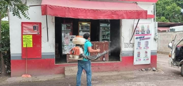 Integrantes de la Canaco Servytur de Javier Rojo Gómez desinfectan comercios