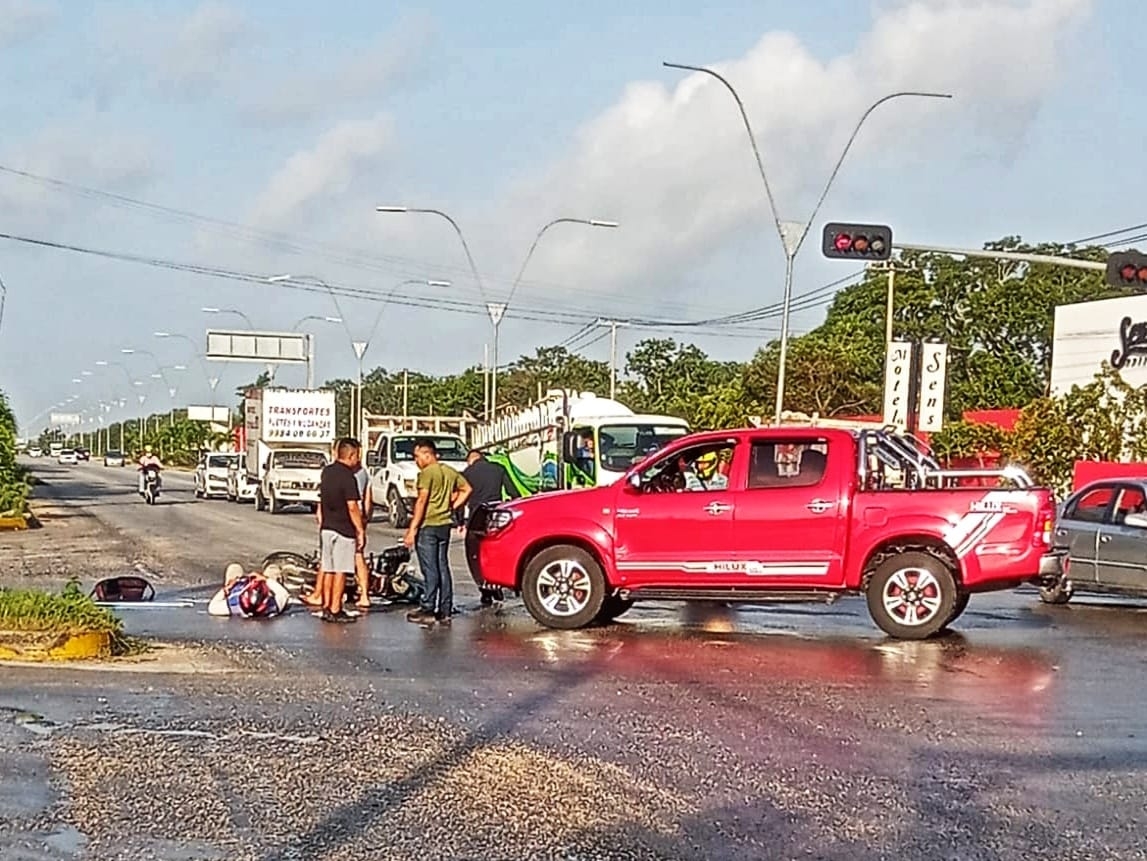 El hombre junto a su motocicleta quedó tendido sobre el pavimento tras ser impactado