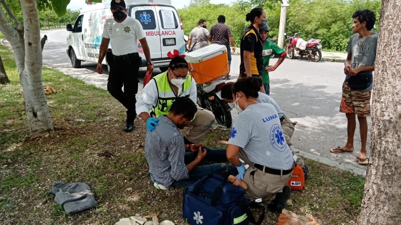 Al ver lo que estaba ocurriendo, conductores que iban circulando se acercaron a auxiliarlo