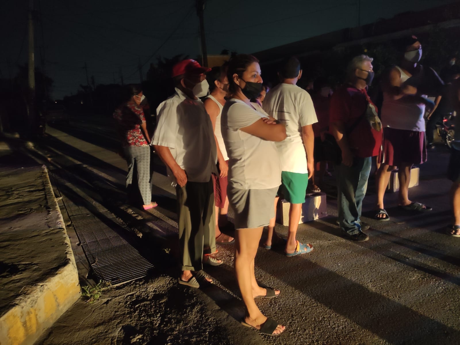 Habitantes protestan por la falta de luz en el centro de Mérida: VIDEO