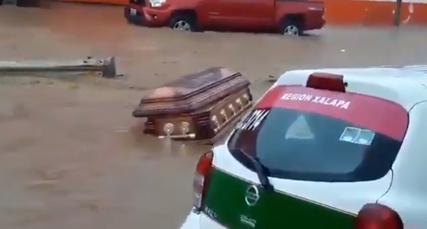 Ataúdes Flotando en Calles de Xalapa, Veracruz, a causa de las fuertes lluvias por el Huracán Grace