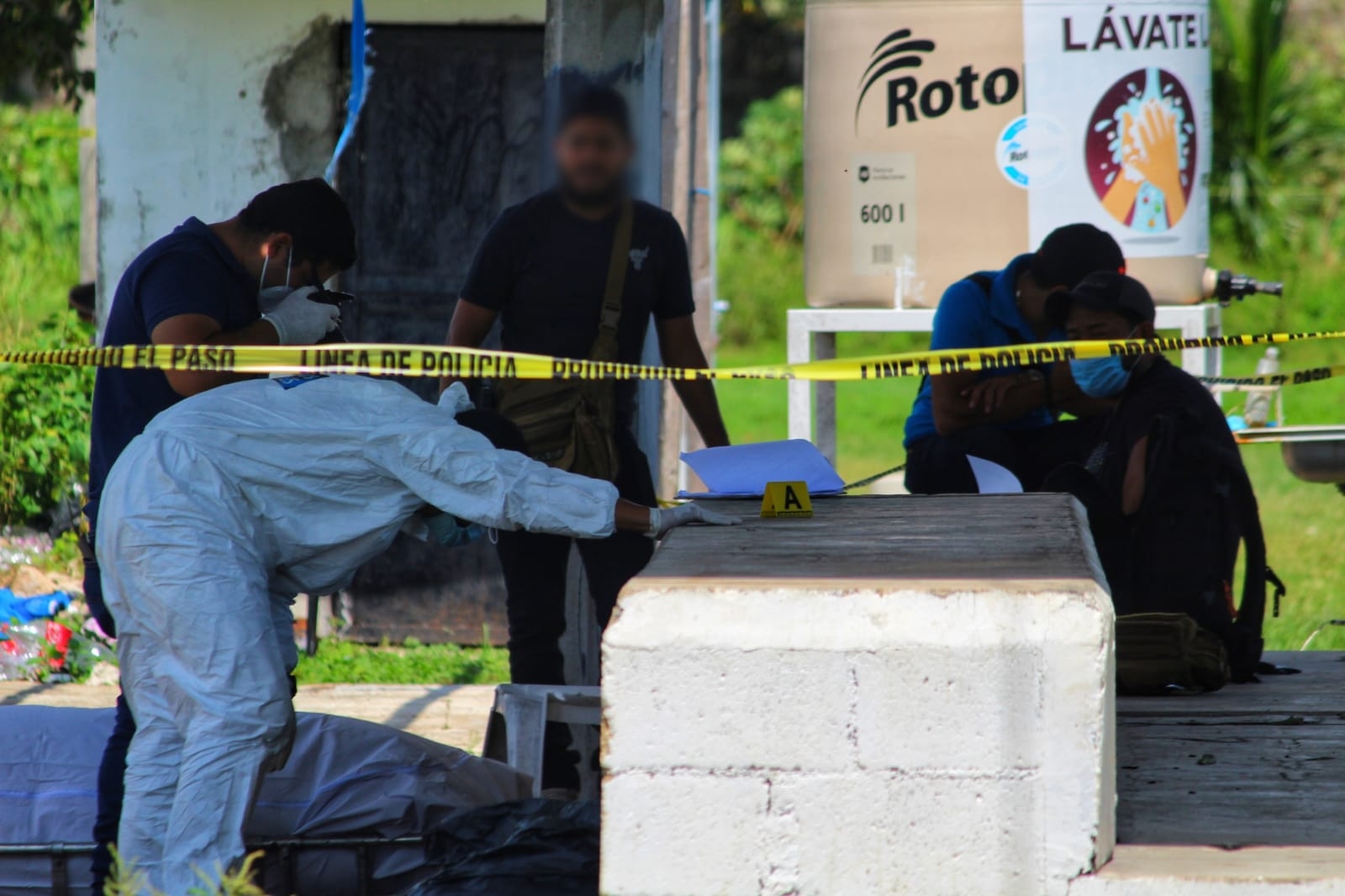 Personal del Semefo realizó el levantamiento del cadáver hallado en el campo de softbol en la delegación Alfredo V. Bonfil