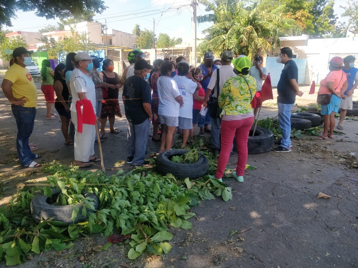 Vecinos bloquean calle en la Ampliación Nueva Mulsay