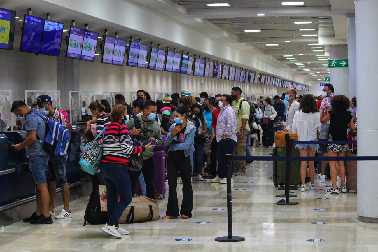 Aeropuerto de Cancún mantiene récord de 500 vuelos tras paso de Grace