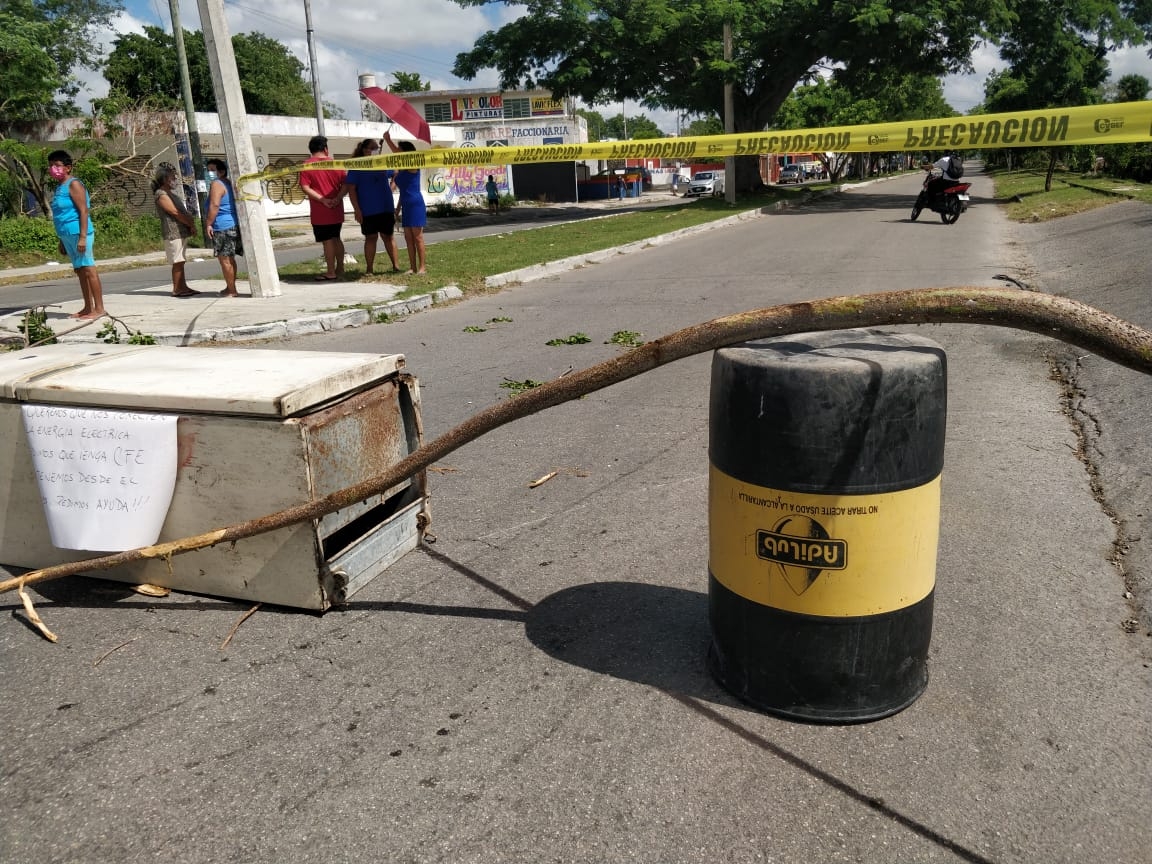 Vecinos de la Miraflores bloquean Circuitos en protesta contra la CFE en Mérida