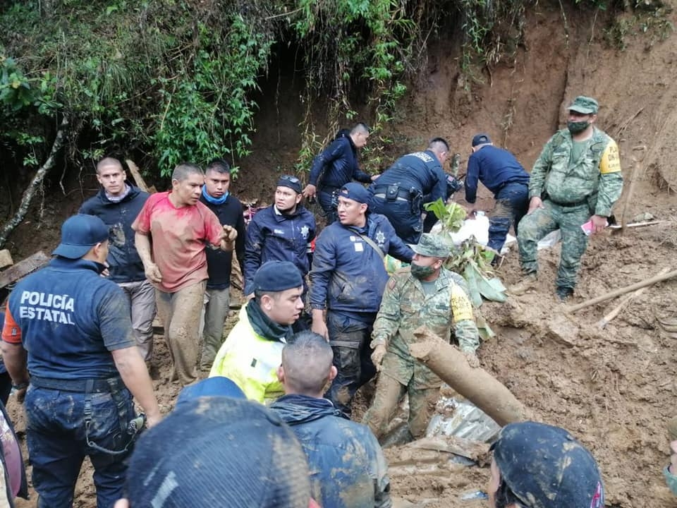 En el lugar del derrumbe en una colonia de Xalapa, elementos de la policía estatal, Guardia Nacional y militares trabajan en las labores de rescate