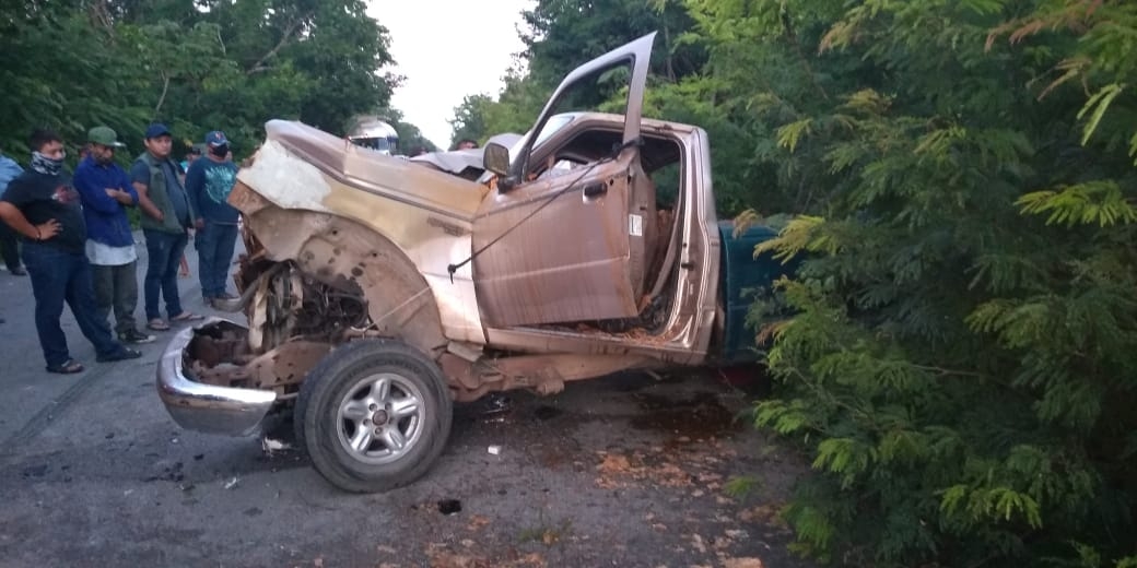 Un menor y su madre quedaron prensados en el vehículo luego del choque en la carretera rumbo a Chiquilá