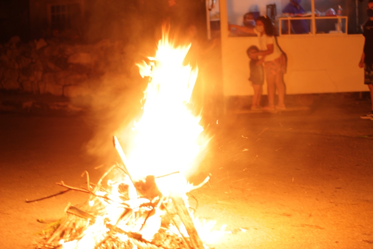 Vecinos de la colonia Mayapán queman ramas en protesta por la falta de luz en Mérida: VIDEO