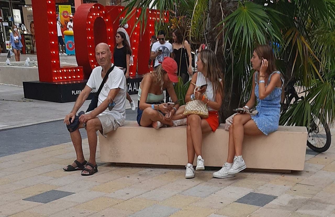 Ciudadanos y turistas se burlan del Semáforo Naranja en Playa del Carmen