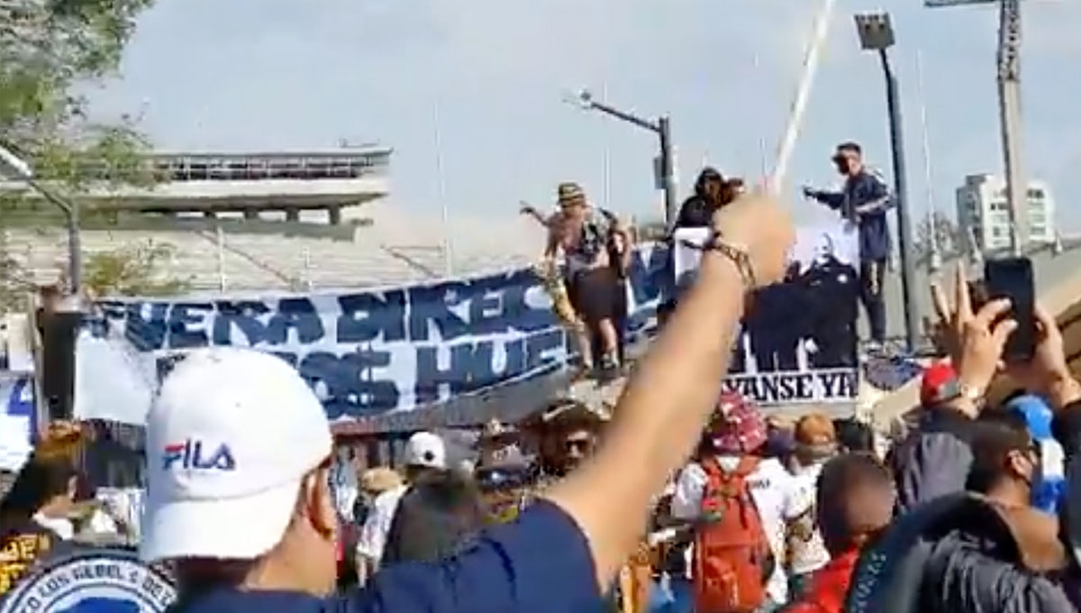 Uno de los líderes de la Rebel, instruyó a los aficionados presentes lo que debían hacer y la forma en la que iban a manifestarse