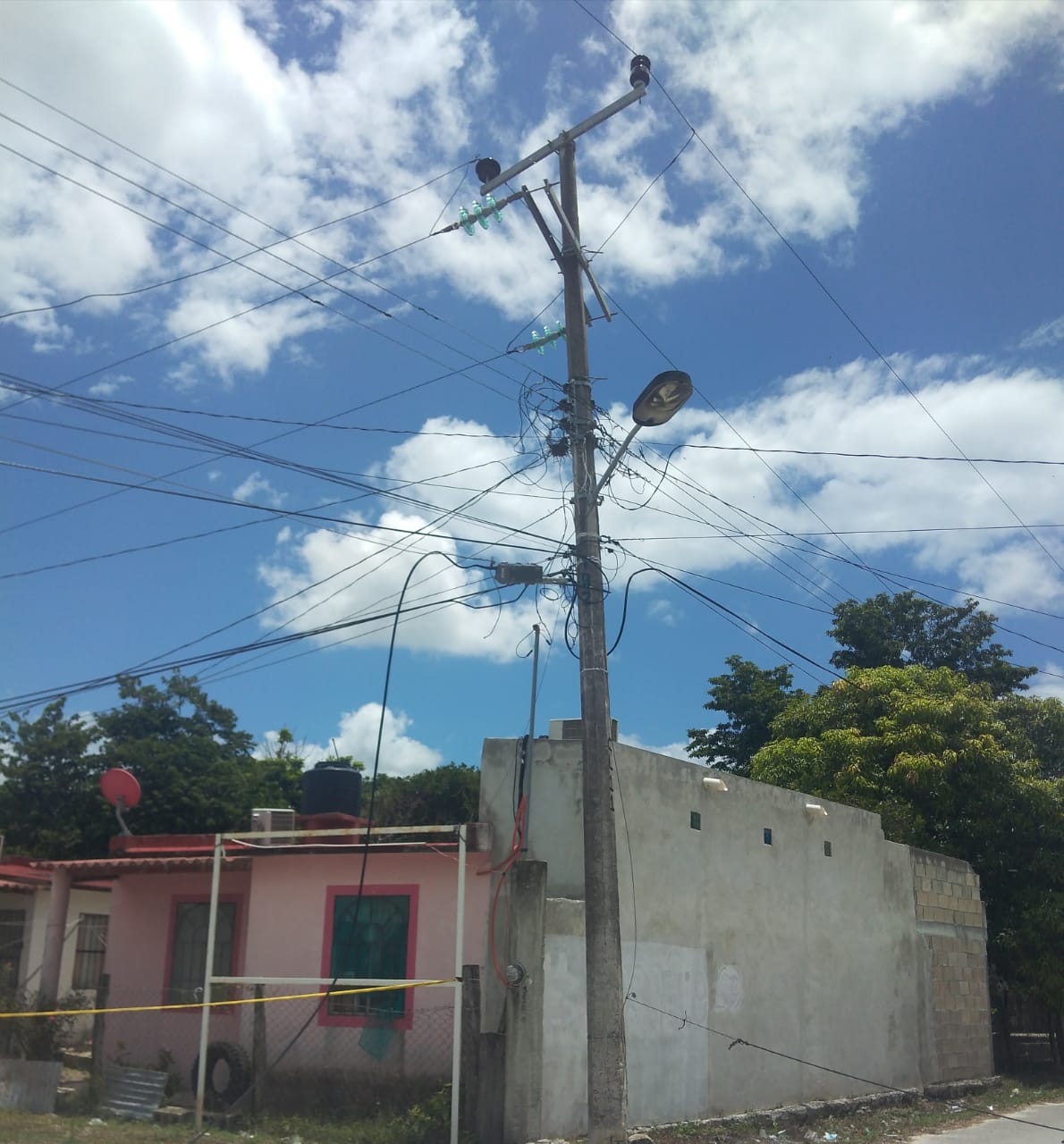 Cable de alta tensión se revienta y deja más de 100 familias sin luz en Sabancuy, Campeche