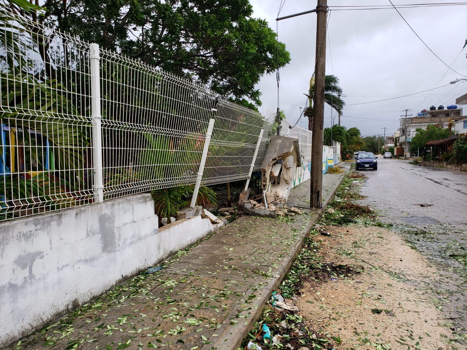 En la limpieza de escuelas en Quintana Roo participan maestros, padres de familia, empresarios y autoridades municipales y estatales