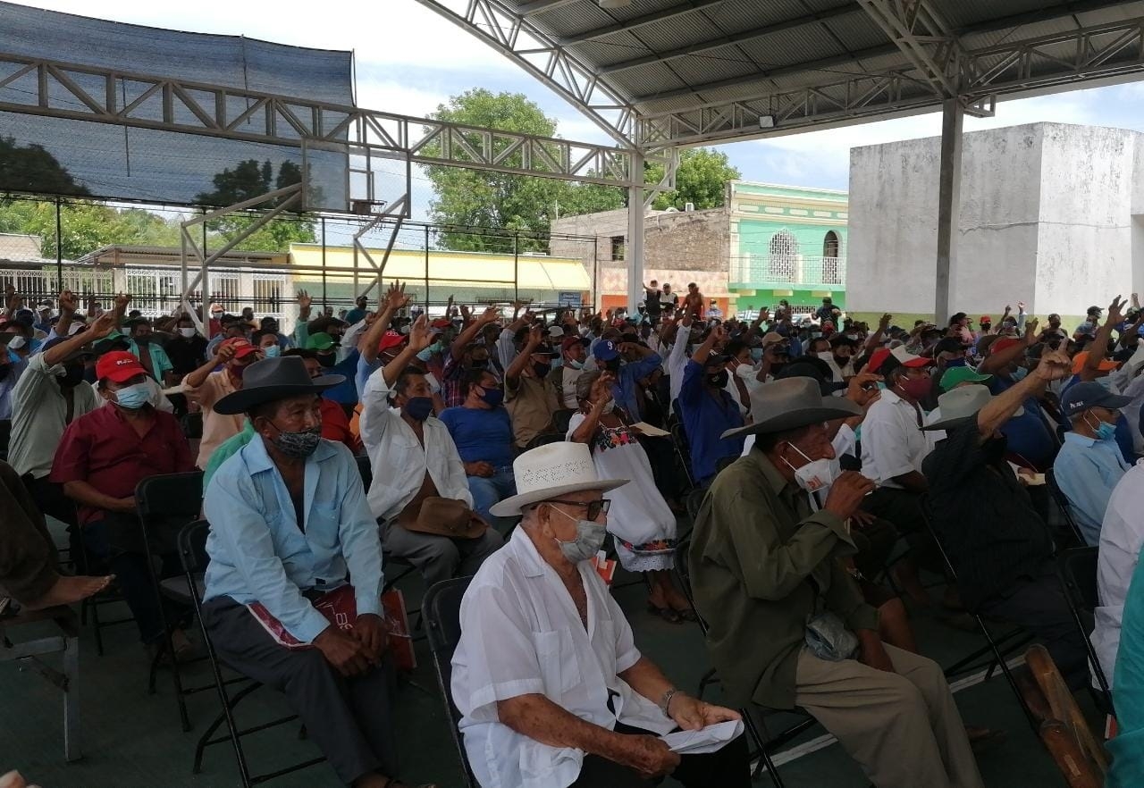 Para evitar aglomeraciones y posibles contagios de COVID-19, se reunieron en la cancha de usos multiples de Dzitbalché