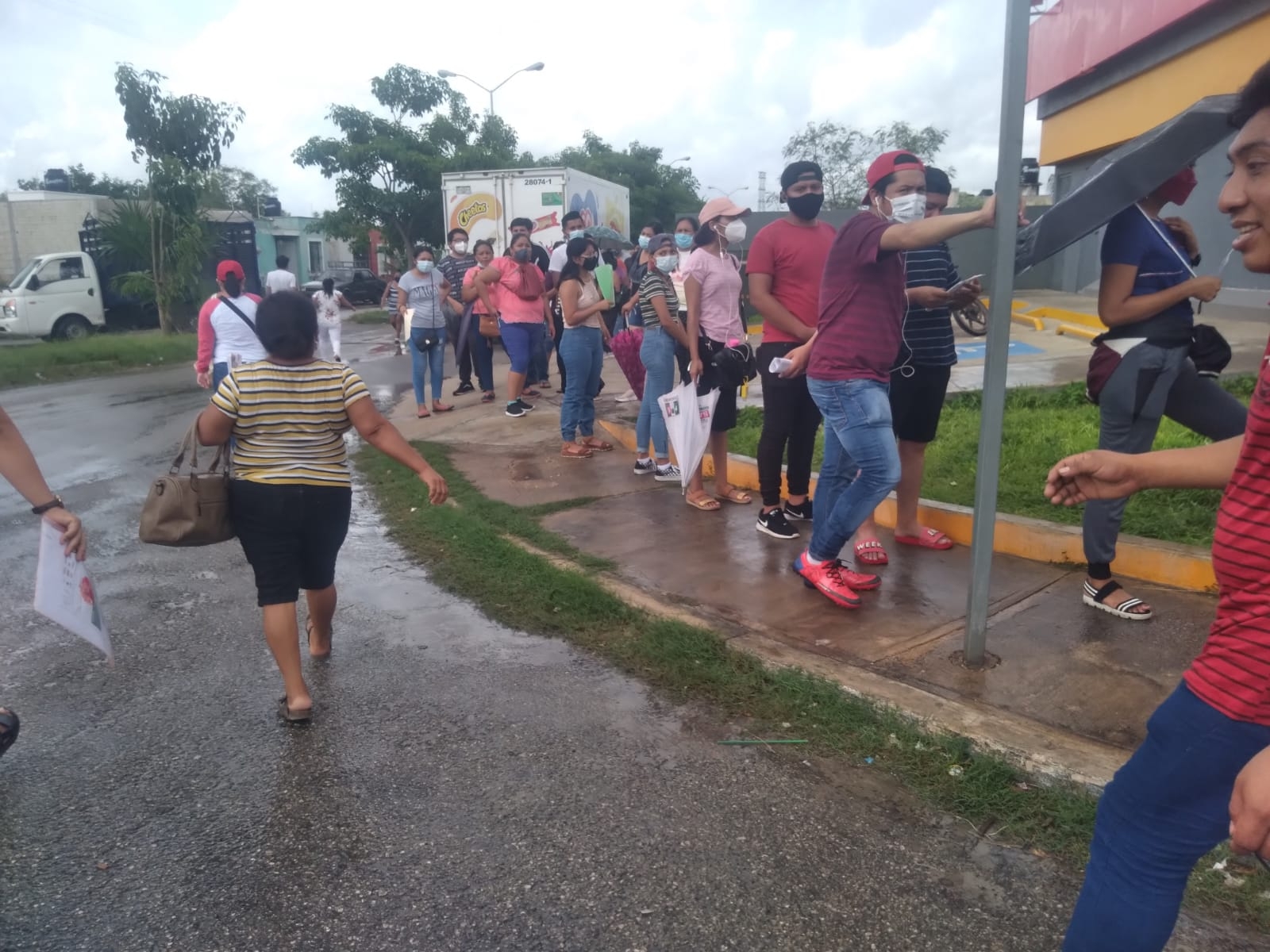 Jóvenes de Kanasín hacen larga fila para recibir vacuna anticovid: EN VIVO