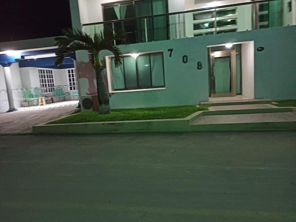 Los vecinos fotografiaron la zona donde se ubica la casa, y que invade la baqueta, bloqueando el paso en Bacalar