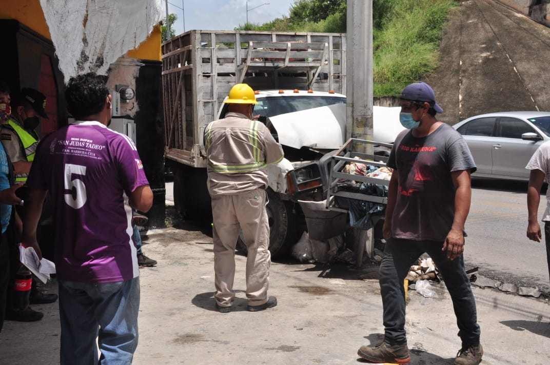 Equipos de la CFE se aseguraron de que el poste no se derrumbara tras mover el vehículo incrustado