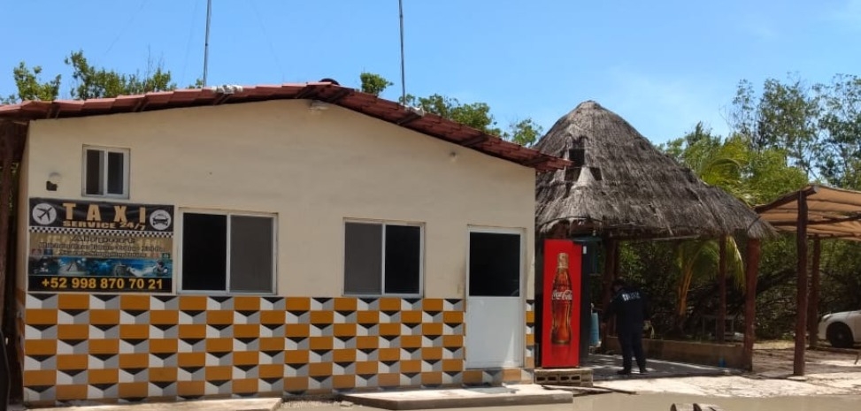 Encuentran cadáver dentro de un taxi en hotel de Puerto Morelos