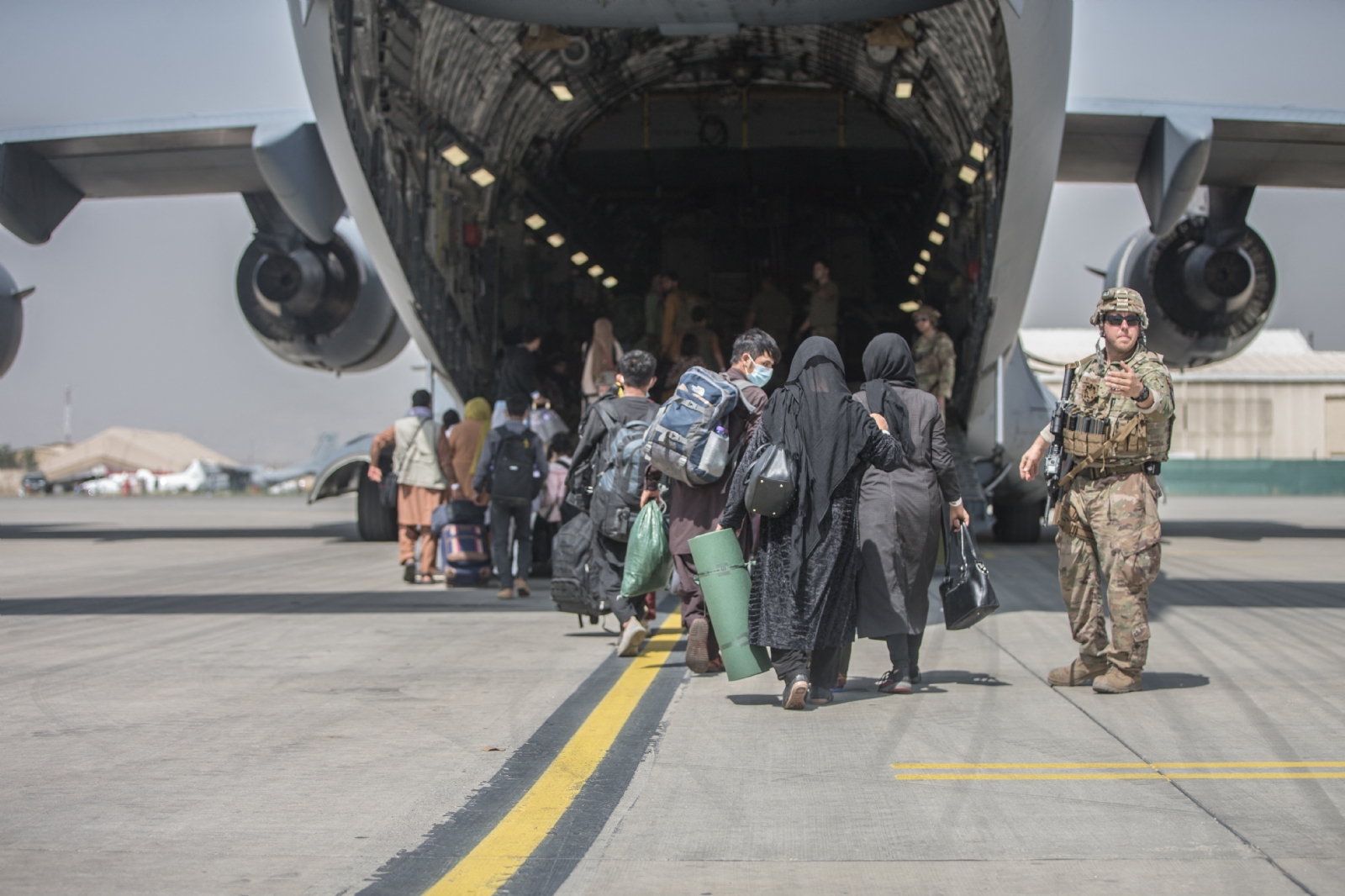 Joe Biden entreabrió la posibilidad de mantener las tropas más allá del 31 de agosto para seguir con la evacuación