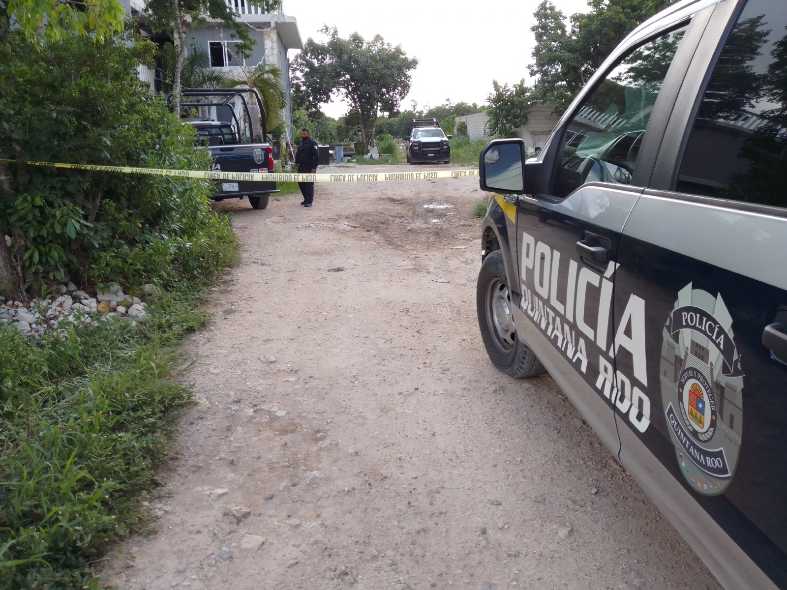 Elementos policiacos acordonaron la zona donde fue encontrado el cadáver de una persona en Cancún
